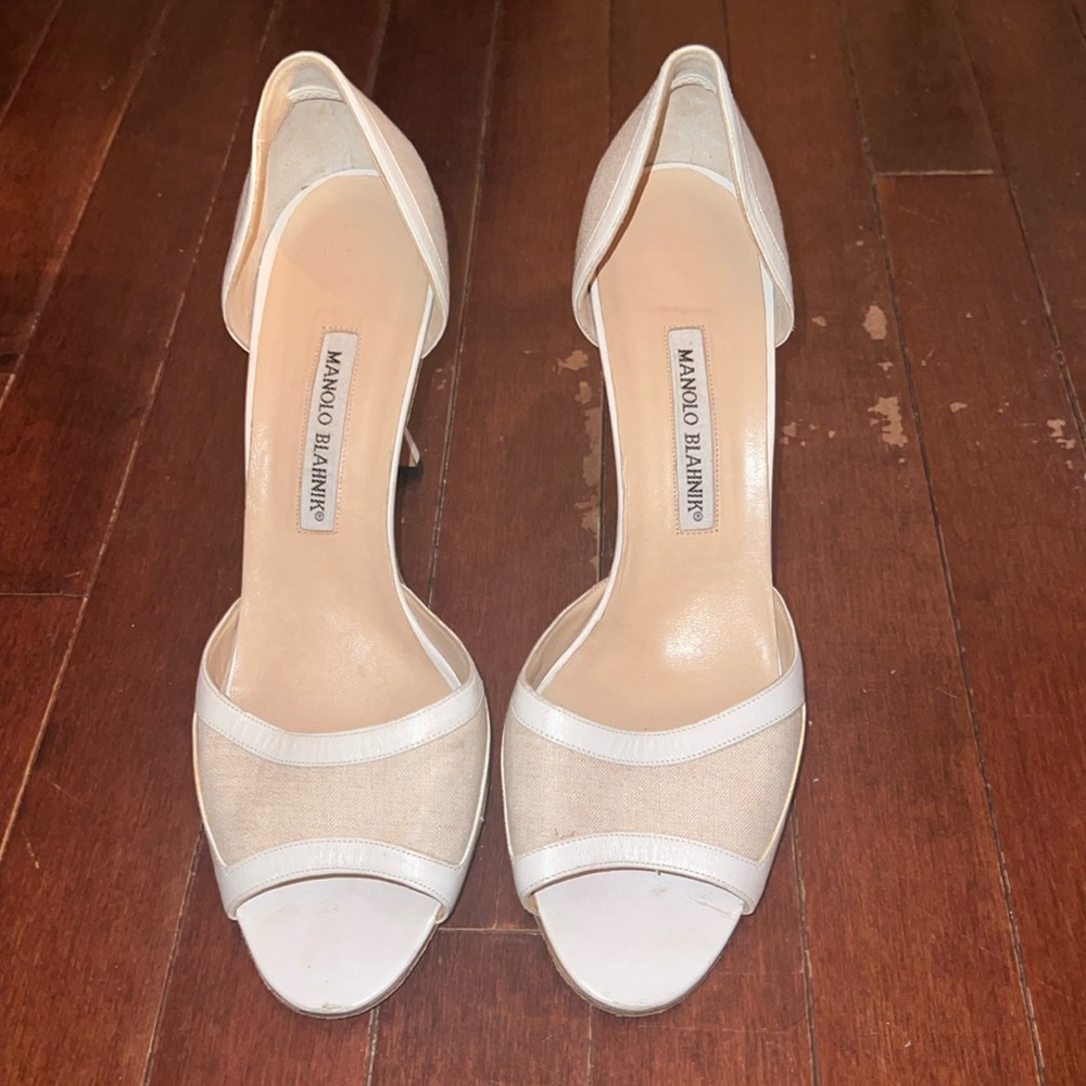 Manolo Blahink Women heels cream and tan courts
